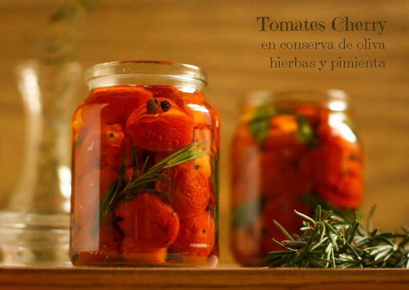 Tomates cherry en conserva de oliva, hierbas y pimienta