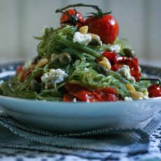 Pasta sin gluten: vermicelli de poroto mung, aceite de albahaca, tomates asados, alcaparras, piñones, queso feta